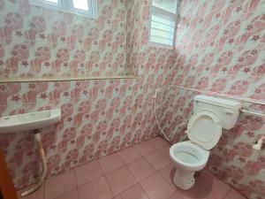 een badkamer met een toilet en een wastafel bij MISBHA HomeStay in Kodaikānāl