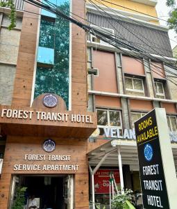 hotel tranzytowy z znakiem przed nim w obiekcie Forest Transit Hotel w mieście Coimbatore