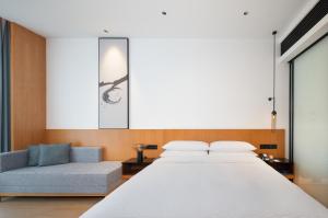 Cama ou camas em um quarto em Fairfield by Marriott Zhuhai Xiangzhou