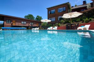 uma grande piscina com cadeiras e guarda-sóis em mirabosque new aparments 4 em Osorno