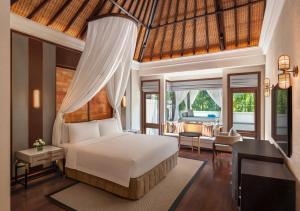 1 dormitorio con 1 cama y sala de estar en The Laguna, A Luxury Collection Resort & Spa, Nusa Dua, Bali, en Nusa Dua