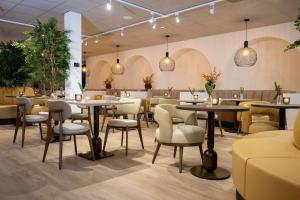 een restaurant met tafels en stoelen in een kamer bij Hotel & Wellness Zuiver in Amsterdam