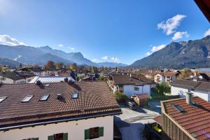 vista su una città con montagne sullo sfondo di Hotel Drei Mohren a Garmisch-Partenkirchen