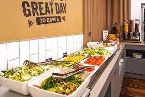 ein Buffet mit vielen verschiedenen Speisen in der Unterkunft Hampton by Hilton Świnoujscie in Świnoujście