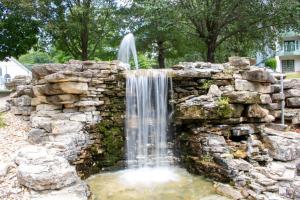 uma cascata numa parede de pedra com uma fonte em Carriage Place by Capital Vacations em Branson