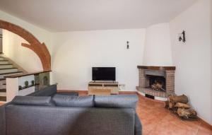 Uma TV ou centro de entretenimento em Cozy Home In Fauglia With Wifi