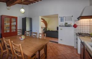 A cozinha ou cozinha compacta de Cozy Home In Fauglia With Wifi