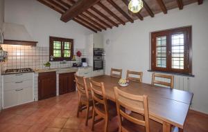 A cozinha ou cozinha compacta de Cozy Home In Fauglia With Wifi