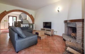 Uma TV ou centro de entretenimento em Cozy Home In Fauglia With Wifi