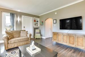 TV at/o entertainment center sa Pet-Friendly Family Apartment - Near NU Campus!