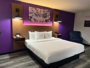 La Quinta Inn by Wyndham Amarillo Mid-City tesisinde bir odada yatak veya yataklar