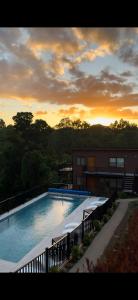 uma grande piscina em frente a um edifício em Mirabosque aparment Ejecutivos 8 em Osorno