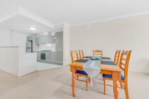 - une salle à manger avec une table et des chaises en bois dans l'établissement 3号房源爱旅家园整套, à Baulkham Hills