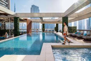 Waldorf Astoria Dubai International Financial Centre में या उसके करीब स्विमिंग पूल