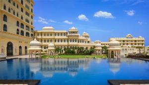 un grande edificio con una grande piscina di fronte di Hyatt Regency Jaipur Mansarovar a Jaipur