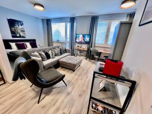 A television and/or entertainment centre at BL - The Executive Suite, Boru - 24hr Self Check-in, Free Private Parking, Balcony with Mountain View, 5 minute walk to City Center