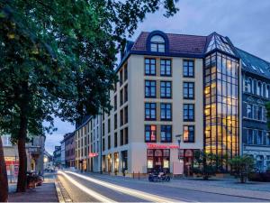 um edifício numa rua da cidade com uma rua em Mercure Hotel Erfurt Altstadt em Erfurt