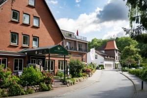 キールにあるHotel Birke, Ringhotel Kielのレンガ造りの建物前の通り