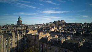 vista sulla città di Edinburgh con edifici di The Resident Edinburgh - Newly Open a Edimburgo