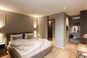 A bed or beds in a room at Lingers Suites & Residence