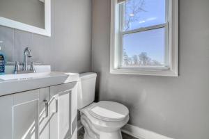 Bathroom sa NEW hot tub with pool table and frenced backyard