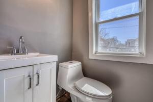 Bathroom sa New construction with Hot tub