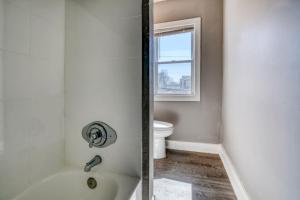 Bathroom sa New construction with Hot tub