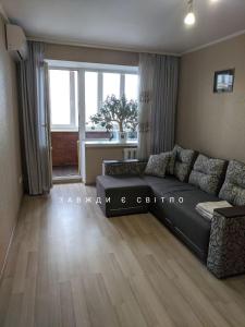 אזור ישיבה ב-Apartment with balcony on Peremohy Avenue 43