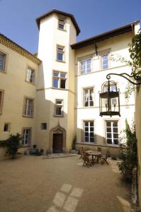 um grande edifício com uma mesa em frente em Maison de la Pra em Valence