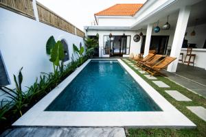 Swimmingpoolen hos eller tæt på Yolo 365 Villa, Canggu - Near Batu Bolong Beach, Canggu