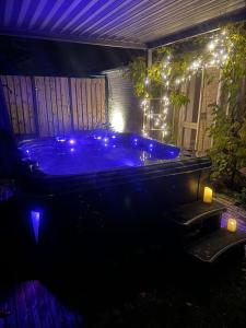 Снимка в галерията на "Huisje op de Veluwe" met privé Jacuzzi en Bar! в Ермело