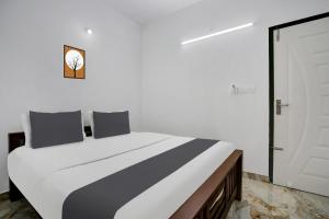 Postel nebo postele na pokoji v ubytování Hotel O EVA RESIDENCY