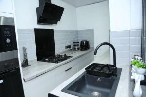 A cozinha ou cozinha compacta de Full, modern house in Salford