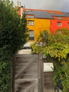 Vrt ispred objekta Charming Ocre House in Forest