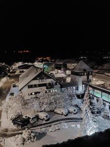 um grupo de carros estacionados num parque de estacionamento com neve em New Wolf em Bran