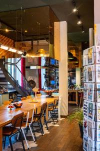 Un restaurante u otro lugar para comer en Le Magic Hall