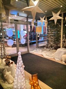 une fenêtre avec des décorations de Noël et des étoiles dans l'établissement Novotel Dijon Sud, à Dijon