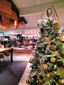 Un arbre de Noël au milieu d'un restaurant dans l'établissement Novotel Dijon Sud, à Dijon