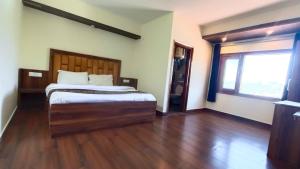 Кровать или кровати в номере Hotel Pankaj Near Mall Road Simla