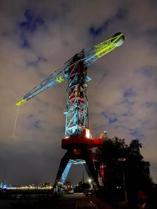 una grande gru è illuminata di notte di Crane Hotel Faralda ad Amsterdam