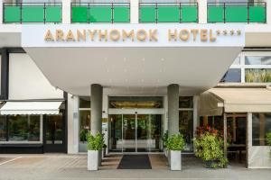 un bâtiment avec un panneau indiquant l'hôtel blindé dans l'établissement Aranyhomok Business-City-Wellness Hotel, à Kecskemét