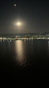 ein großer Wasserkörper in der Nacht mit einer Stadt in der Unterkunft casas lake in Villa Carlos Paz