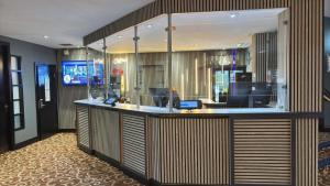 Uma TV ou centro de entretenimento em Airport Hotel Manchester