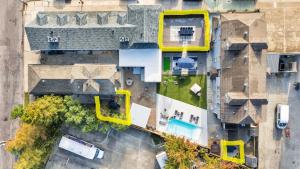 an overhead view of a house with a yard at Sleeps 22-spacious Suites Near Fq W Pool in New Orleans