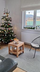 uma sala de estar com uma árvore de Natal e uma mesa de centro em DOM HILLS Bucovina em Gura Humorului