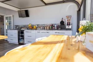 une grande cuisine avec une table en bois. dans l'établissement RiverWalk Inn, à Pagosa Springs