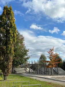 park z placem zabaw ze zjeżdżalnią w obiekcie Familienfreundliche FEWO in bester Lage w mieście Offenburg