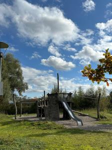 plac zabaw ze zjeżdżalnią w parku w obiekcie Familienfreundliche FEWO in bester Lage w mieście Offenburg