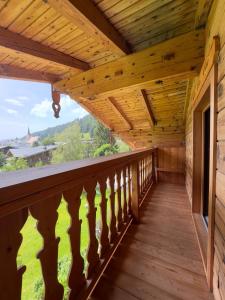 einen Holzbalkon eines Hauses mit Holzdecke in der Unterkunft Das Anja Alt Filzmoos in Filzmoos