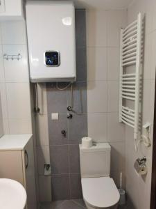 FOKA APARTMANI 30 m from Junior tesisinde bir banyo